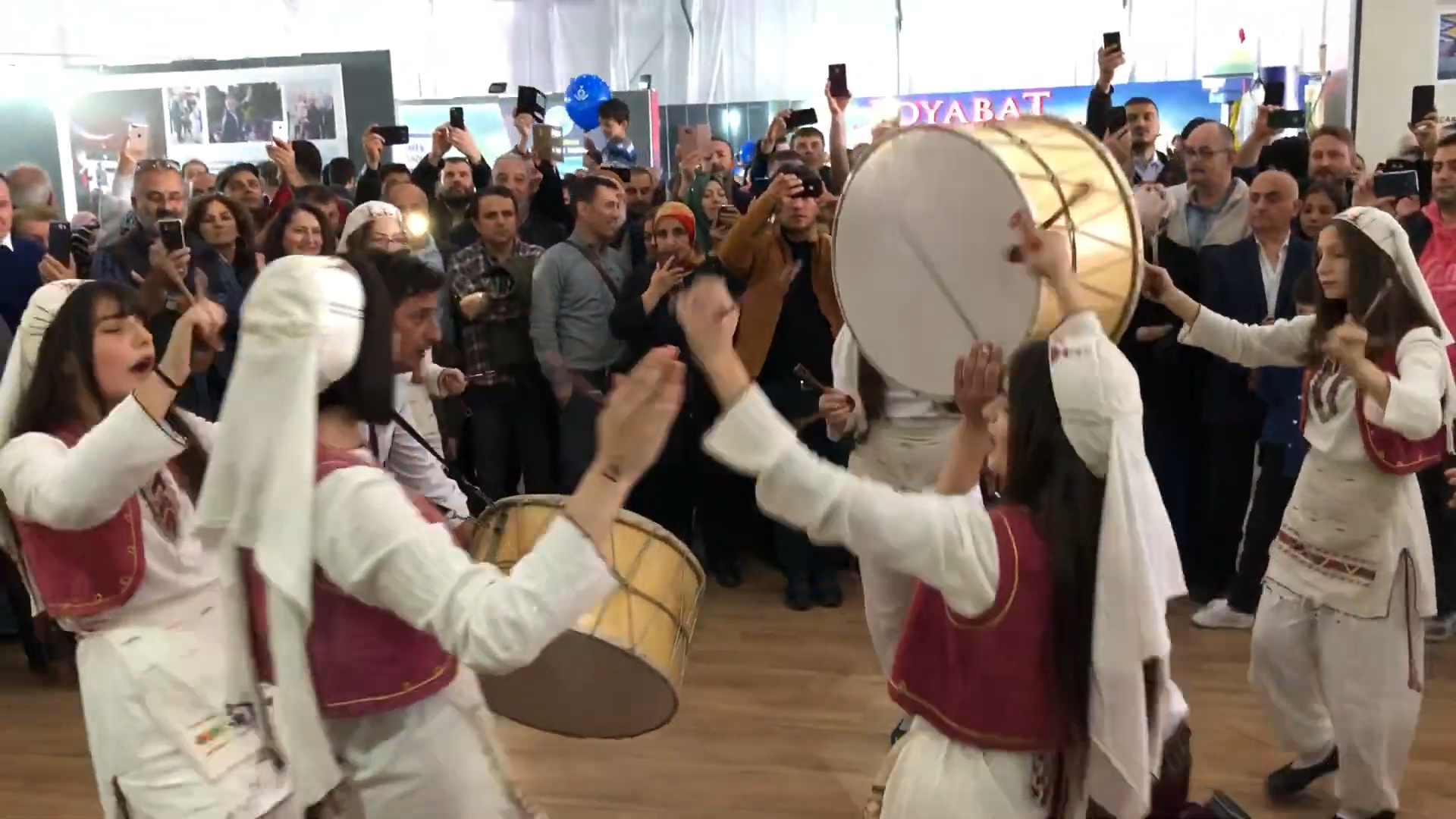 Kına Gecesinde Ritimle Parlayan Gelenek