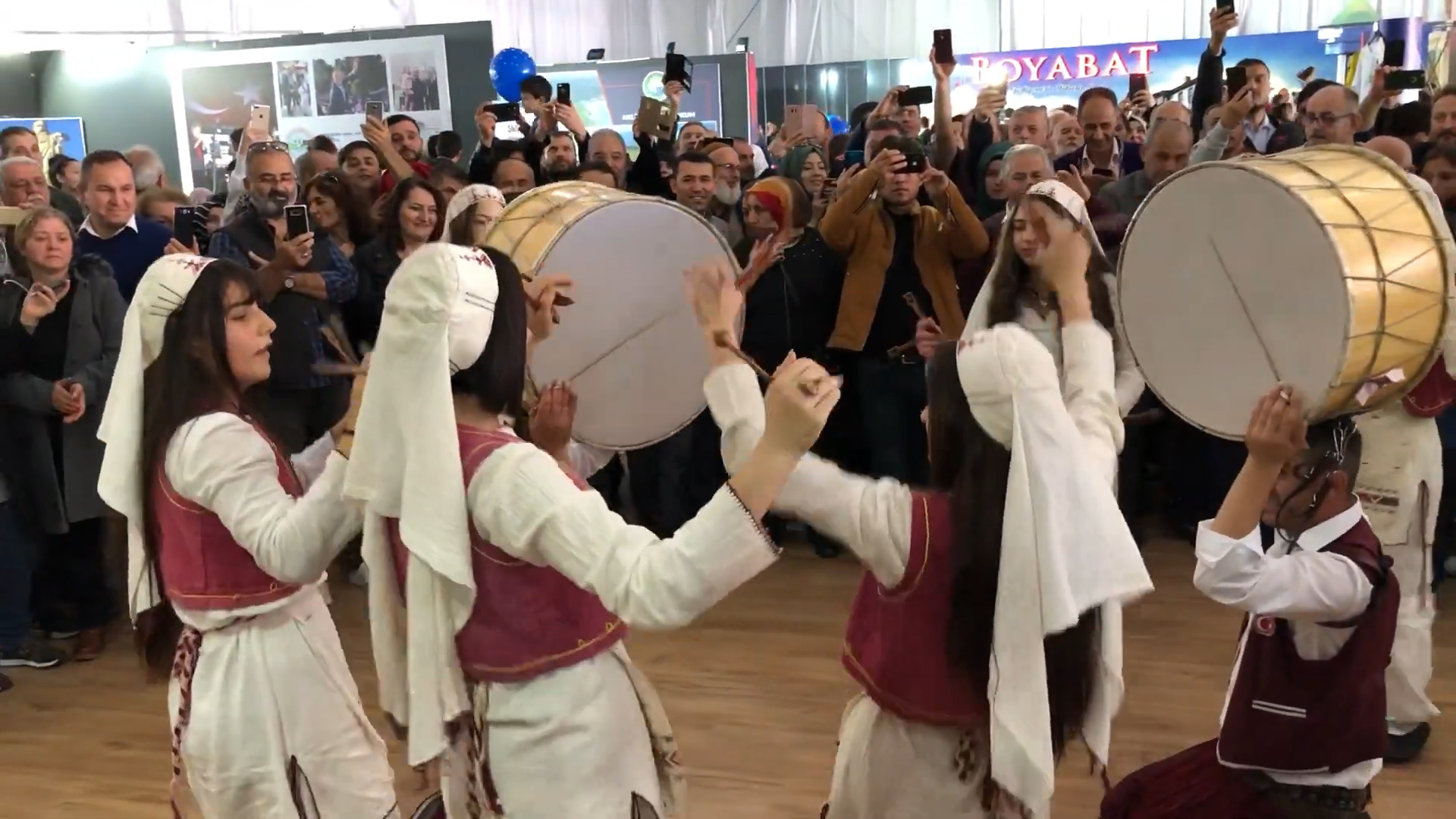 Kına ve Gelin Alma Törenlerinde Duygu ve Coşku İç İçe